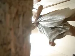 Das sexy japanische Babe nimmt einen Schwanz von hinten, papa fikt tochter während es einen anderen lutscht
