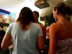 Foxy langhaarige asiatische Teen bohrte ihren Tunnel im vater fickt tochter kostenlos Schlafzimmer