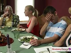 Big Tit Girl reitet seinen Schwanz papa fickt die tochter